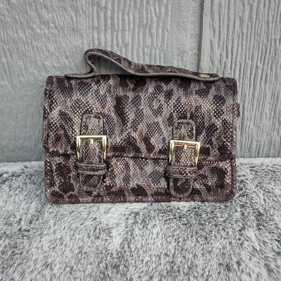 𝅺Steve Madden Animal Print Phone & Card Wallet - Picture 2 of 9